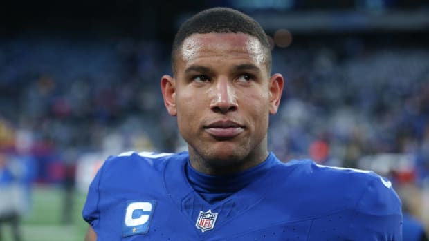 Giants tight end Darren Waller looks on during a game.